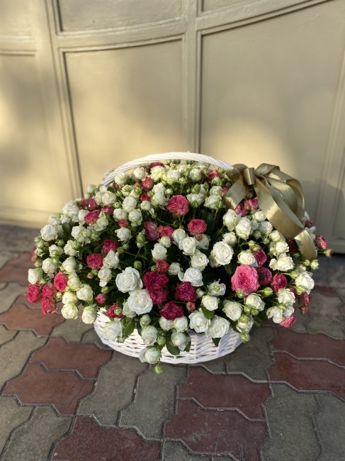 Корзина с кустовыми розами 101 роза