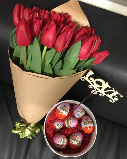 Букет из 35 тюльпанов. красный