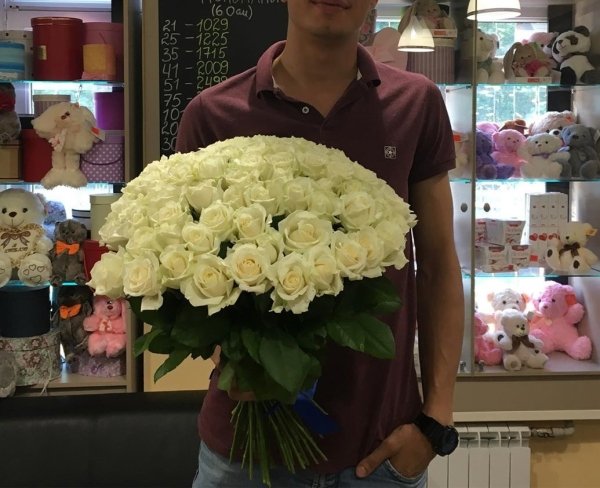 Роза Аваланж (белая). Букет из 75 роз. Высота 60 см