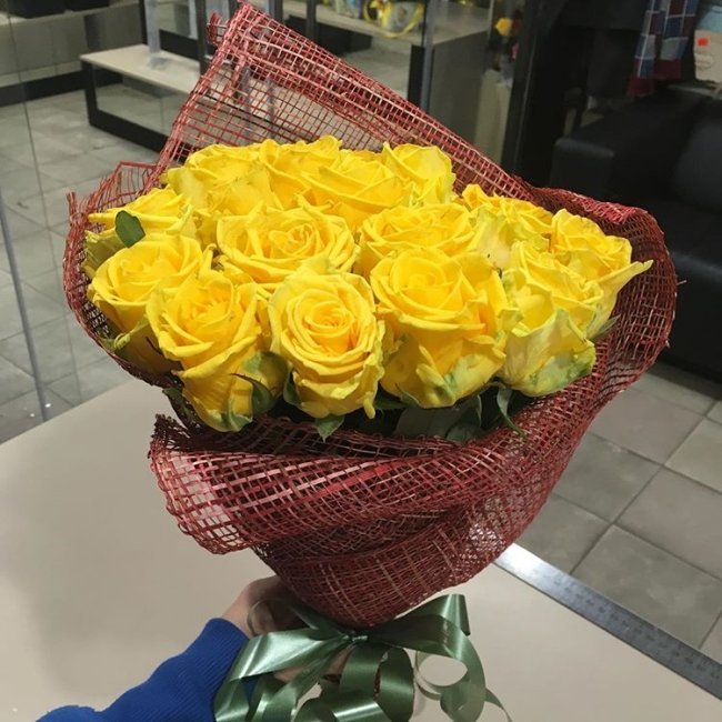 Роза Пени Лейн (желтая). Букет из 21 розы. Высота 60 см