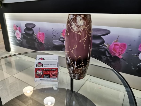 Декоративная ваза (высота 25см)