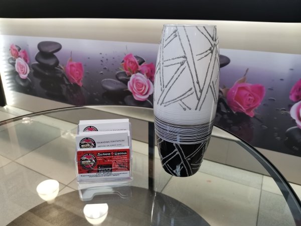 Декоративная ваза (высота 25см)