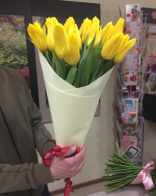 Букет из 25 тюльпанов. желтый