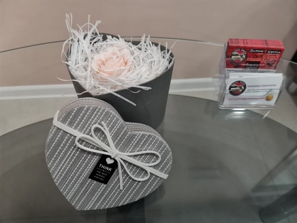 Роза розовая в коробке